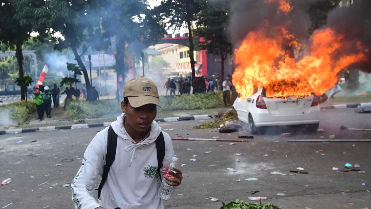 FOTO: Demo Ricuh di Kwitang Usai Kematian Driver Ojol Tertabrak Rantis Brimob