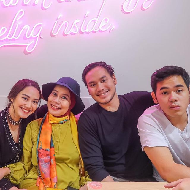 6 Potret Kebersamaan Dewi Yull dan Merdianti Sang Menantu, Penuh Kehangatan