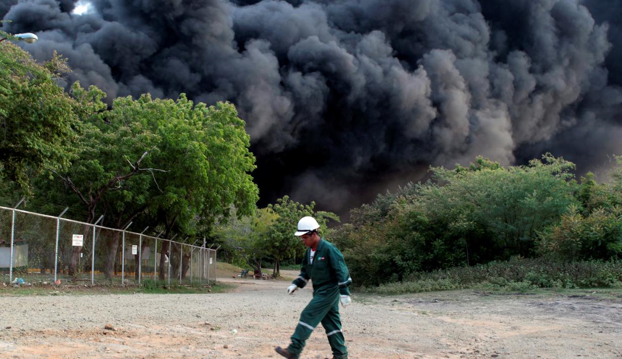Kepulan asap tebal membumbung tinggi di Puerto Sandino, Leon, Nikaragua, (18/8). Kobaran api tersebut berasal dari meledaknya tangki penyimpanan bahan bakar milik Puma Energy. (REUTERS/ Oswaldo Rivas)