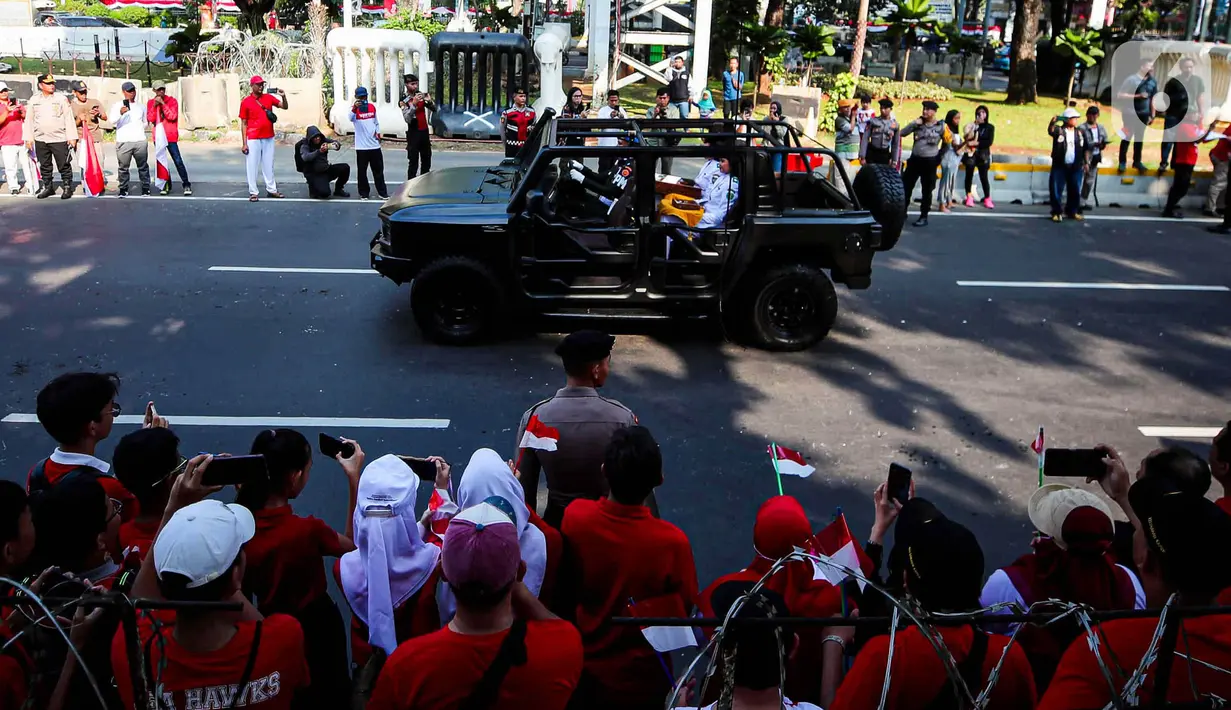 Bendera dan teks proklamasi tersebut dibawa menggunakan kendaraan taktis Maung dengan iring-iringan dari Paskibraka DKI Jakarta, pasukan berkuda, hingga marching band. (Liputan6.com/Herman Zakharia)