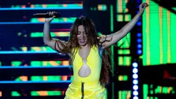 Camila Cabello tampil pada festival musik Rock in Rio di Rio de Janeiro, Brasil, 10 September 2022. Penyanyi berkebangsaan Kuba-Amerika Serikat ini naik ke Mundo Stage di tengah hujan. (AP Photo/Bruna Prado)