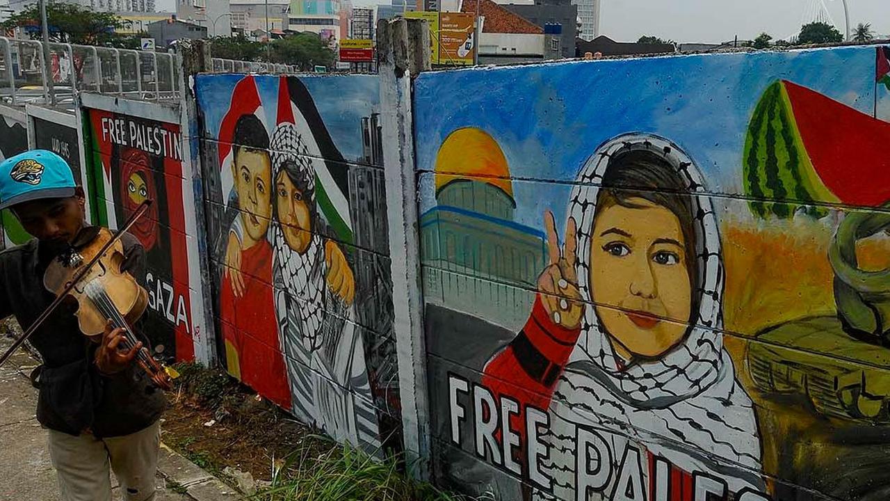Serangan militer bertubi-tubi yang dilancarkan Israel ke Jalur Gaza, Palestina memicu kecaman dunia. Berbagai aksi damai pun digelar untuk menyuarakan dukungan dan solidaritas terhadap Palestina, terutama warga Jalur Gaza.