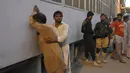 Saat penyerbuan dimulai, beberapa wanita dan anak-anak jatuh ke saluran pembuangan terbuka, kata pejabat polisi setempat Mughees Hashmi. Penduduk mengatakan tembok juga runtuh di dekat selokan, melukai dan menewaskan orang. (AP Photo/Fareed Khan)