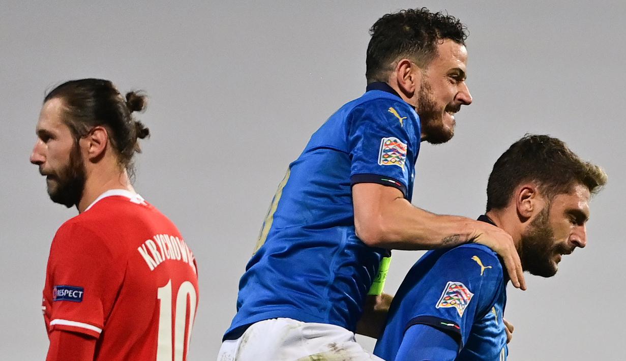 Striker Italia, Domenico Berardi (kanan), merayakan gol yang dibuatnya bersama Alessandro Florenzi dalam laga UEFA Nations League Grup A1 melawan Polandia di Stadion Mapei, Italia, Senin (16/11/2020) dini hari WIB. Italia menang 2-0 atas Polandia. (AFP/Miguel Medina)