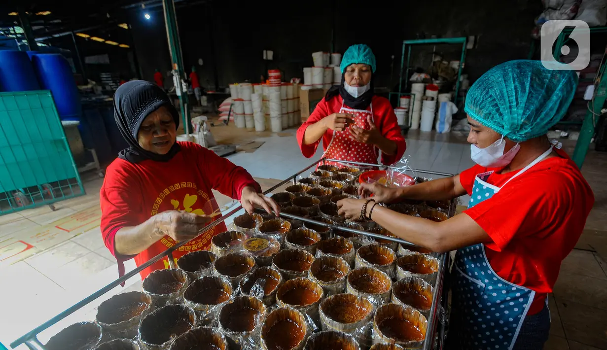 Arti Kue Keranjang adalah kue yang terbuat dari tepung ketan dan gula, serta mempunyai tekstur yang kenyal dan lengket. Penamaan Kue Keranjang ini berasal dari wadah cetaknya yang berbentuk keranjang. (merdeka.com/Arie Basuki)