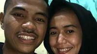 Bintang Madura United (MU, Asep Berlian, berfoto bersama bareng istri tercinta, Eka Yuliati. (Bola.com/Fahrizal Arnas)