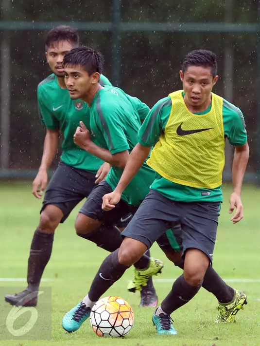 Pemain Bhayangkara FC, Evan Dimas Darmono (kanan) saat latihan seleksi Timnas Indonesia U-22 di Lapangan SPH Karawaci, Tangerang, Selasa (21/2). Latihan seleksi pertama Timnas Indonesia U-22 dipimpin pelatih Luis Milla. (Liputan6.com/Helmi Fithriansyah)