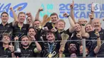 Pembalap dari tim CUPRA KIRO, Dan Ticktum bersama kru balapnya merayakan gelar juara seri ke-12 Formula E World Championship 2025 di Jakarta International E-Prix Circuit (JIEC), Ancol, Jakarta, Sabtu (21/6/2025). (Liputan6.com/Herman Zakharia)