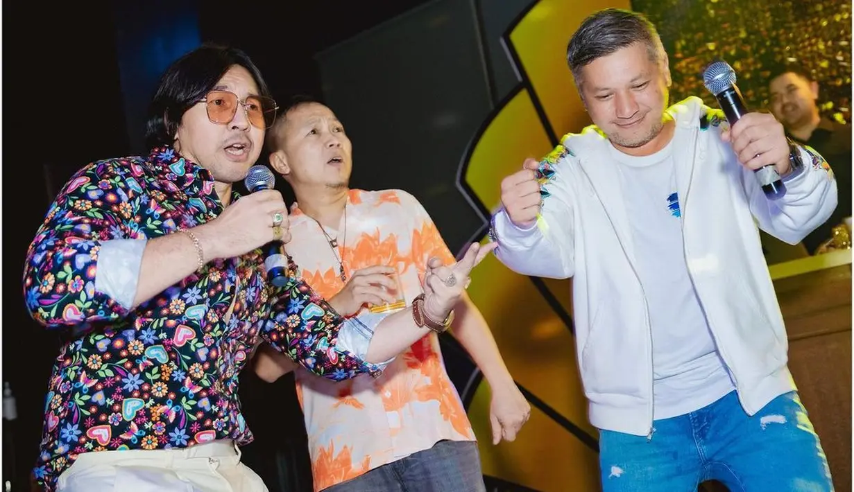 Sandhy Sondoro tak kalah tampil meriah di acara BCL ini. Ia mengenakan kemeja pantai berwarna dasar putih bermotif bunga oranye, dipadu dengan celana jeans, dan sneakers. Foto: Instagram.