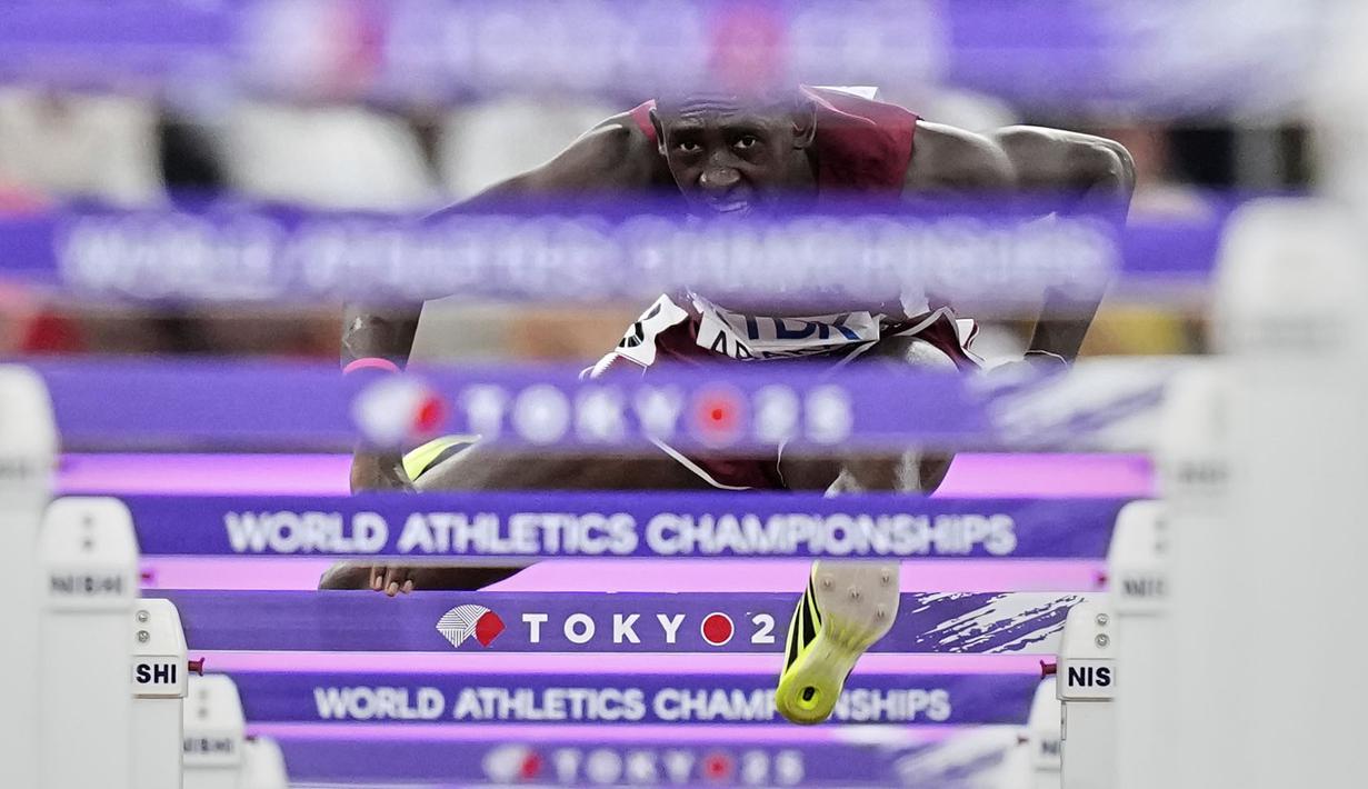Pelari Qatar, Oumar Doudai Abakar berkompetisi pada nomor lari gawang 110 meter putra dalam ajang Kejuaraan Dunia Atletik 2025 di Tokyo, Jepang, Senin (15/09/2025). (AP Photo/Petr David Josek)