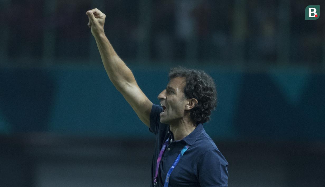 Pelatih Indonesia, Luis Milla, merayakan gol yang dicetak anak asuhnya ke gawang Palestina pada laga Asian Games di Stadion Patriot, Jawa Barat, Rabu (15/8/2018). Indonesia takluk 1-2 dari Palestina. (Bola.com/Vitalis Yogi Trisna)