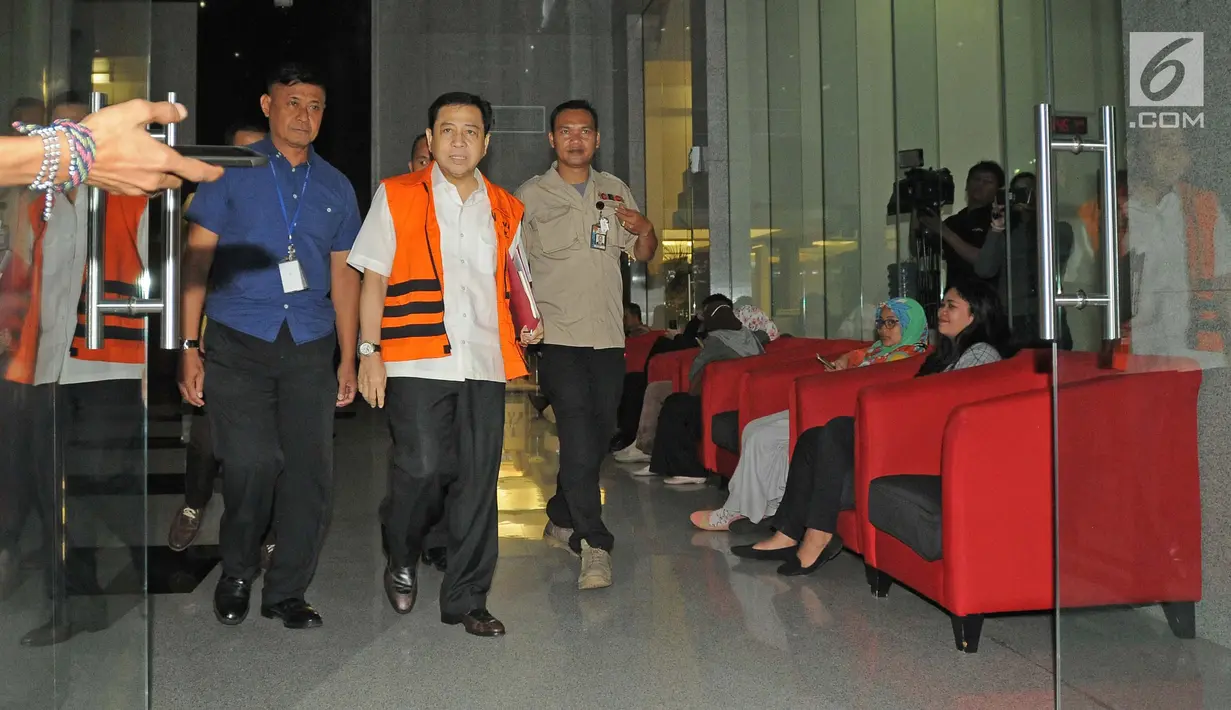 Terdakwa kasus korupsi KTP Elektronik Setya Novanto seusai menjalani pemeriksaan di Gedung KPK, Jakarta, Selasa (30/1). Setya Novanto diperiksa sebagai saksi untuk Dirut PT Quadra Solution Anang Sugiana Sudihardjo. (Liputan6.com/Herman Zakharia)