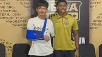 Bek Dewa United U-20, Rakha Nurkholis (kiei), memakai arm sling setelah menjadi korban tendangan kung fu winger Bhayangkara FC U-20, Fadly Alberto. (Bola.com/Muhammad Adiyaksa)