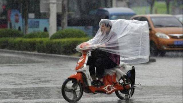 10 Momen Pengendara Pakai Jas Hujan Plastik saat Hujan Ini Kocak