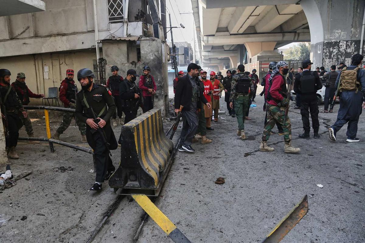 FOTO: Serangan Bom Bunuh Diri Hantam Markas Paramiliter di Peshawar