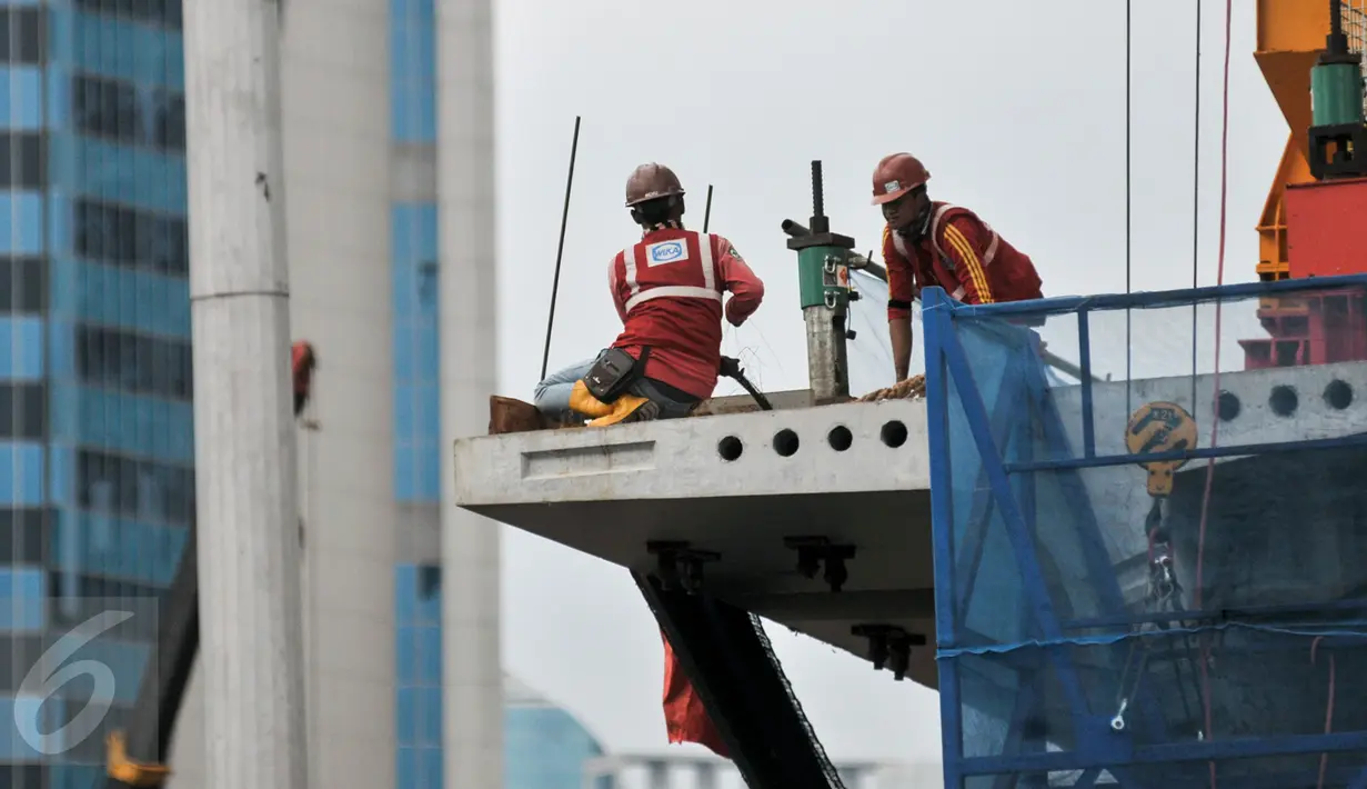 Pekerja menyelesaikan proyek jalan layang Simpang Susun Semanggi, Jakarta, Kamis (23/2). Pembangunan tersebut diharapkan menjadi salah satu upaya mengurai kemacetan di kawasan ini. (Liputan6.com/Yoppy Renato)