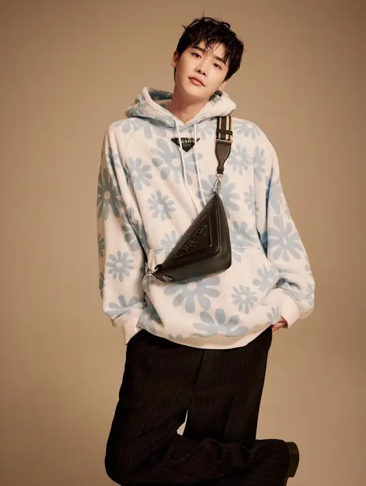 Acap kali Lee Jong Suk tampil kece mengenakan koleksi dari Prada [instagram/jongsuk0206]