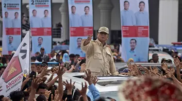 Calon Presiden nomor urut 2 Prabowo Subianto menyapa para pendukungnya dalam sebuah rapat umum kampanye di Medan, Sumatra Utara, Sabtu, 13 Januari 2024. (AP Photo/Binsar Bakkara)