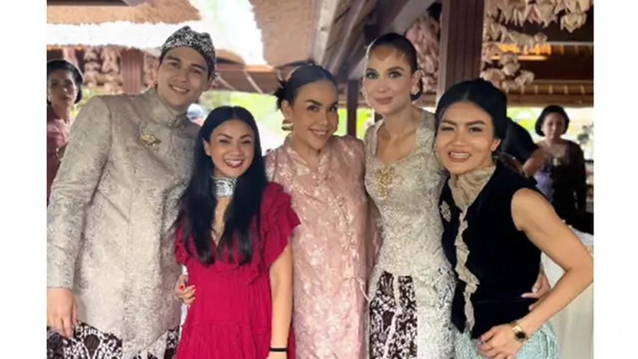 7 Potret Artis di Siraman Luna Maya dan Maxime Bouttier, 'Geng Menteri Ceria' Kompak