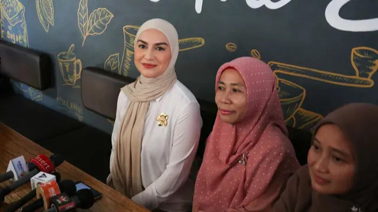 1. Delapan Bulan Pisah Rumah