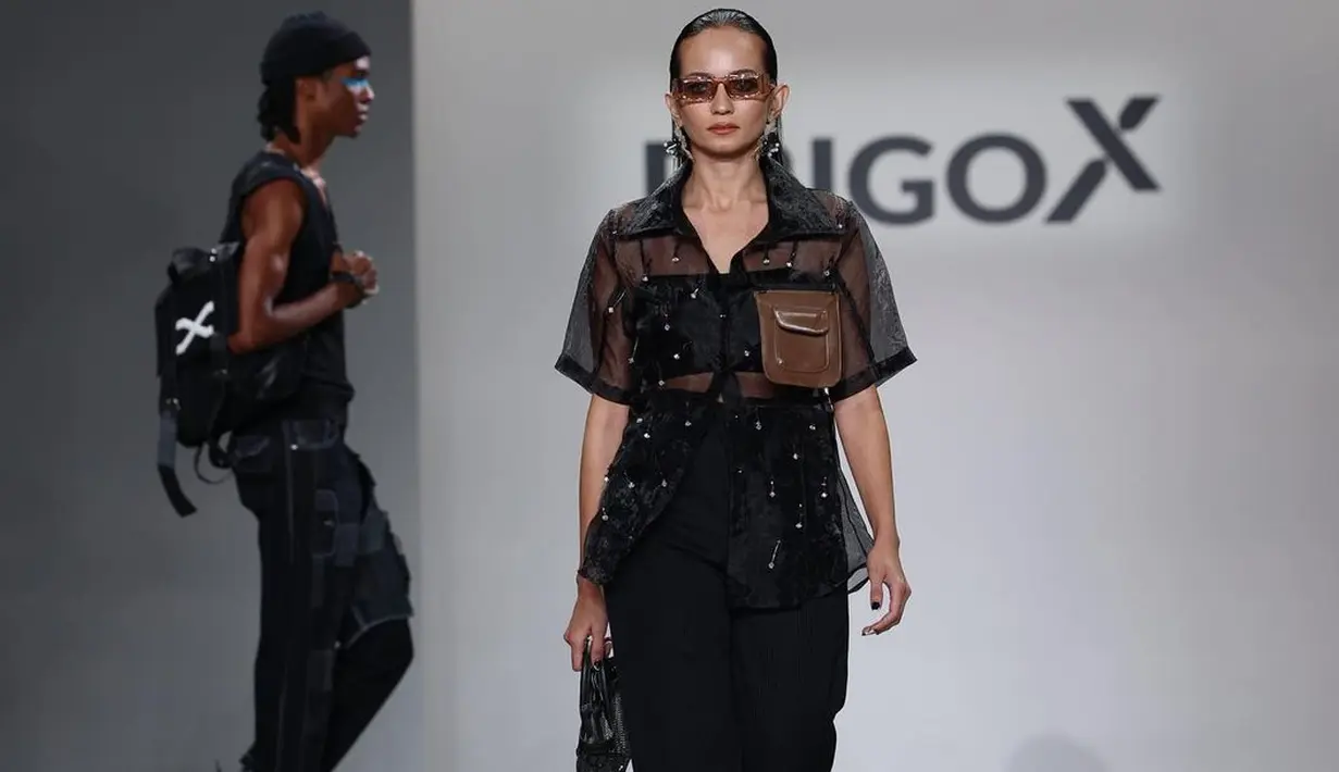 <p>Tak kalah keren dari model lainnya, Enzy Storia berhasil mencuri perhatian saat runway dengan busana Erigo. (sumber: Instagram @erigostore)</p>