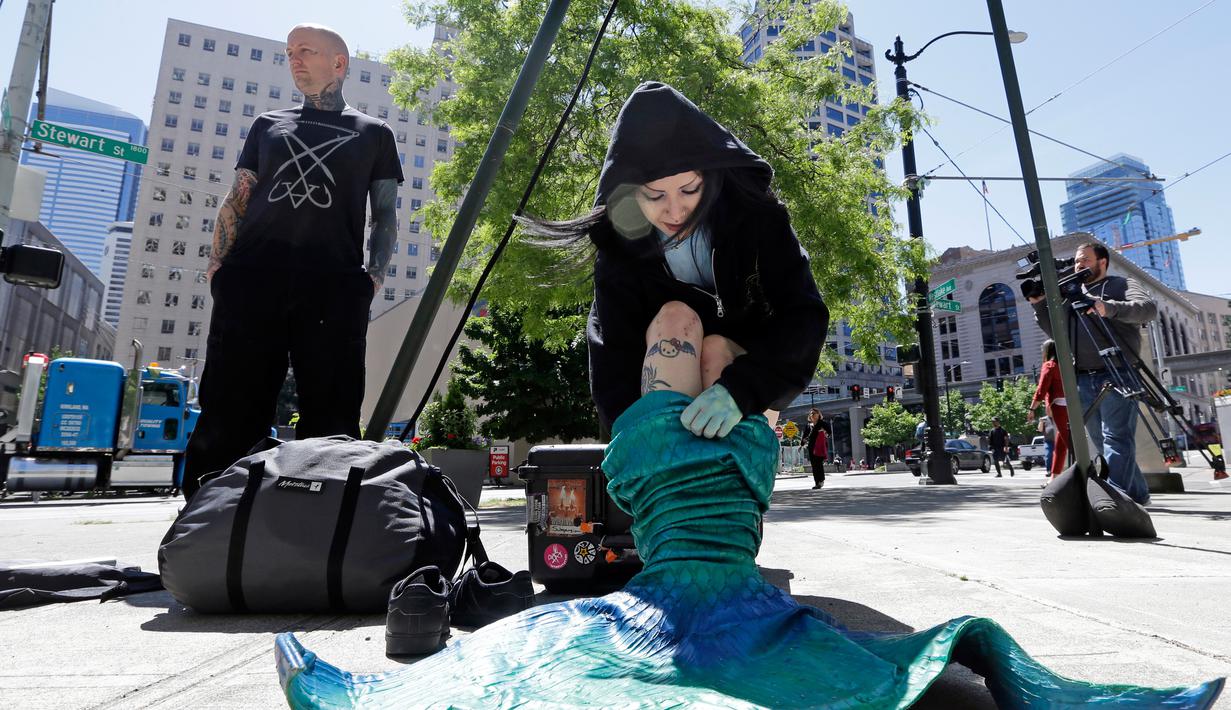 Victoria Lemeow bersiap jelang aksi menolak penangkapan ikan di Seattle, AS, Senin (5/6). Victoria Lemeow dikait selama satu jam sebagai bentuk empati kepada ikan saat mereka ditangkap untuk dikonsumsi manusia. (AP Photo / Elaine Thompson)