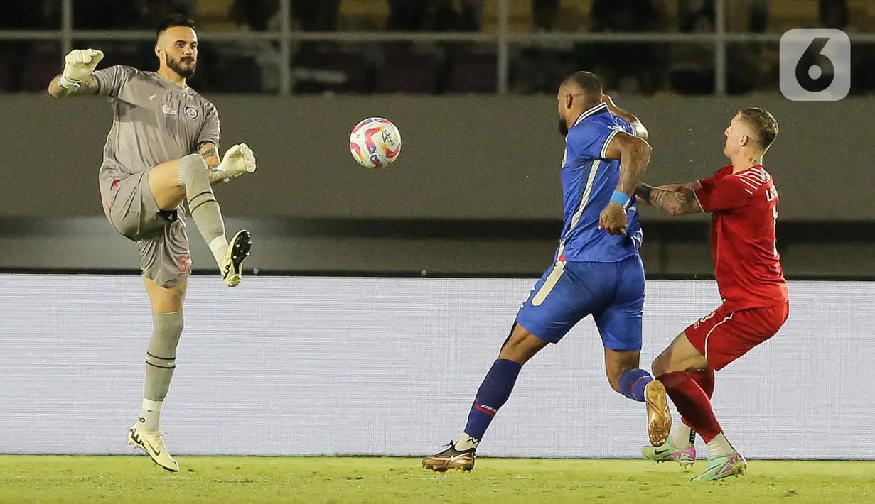 Arema mencuri keunggulan lebih dahulu lewat gol William (48'), tapi Borneo FC dengan cepat menyamakan kedudukan lewat Leo Gaucho (62'). (Liputan6.com/Herman Zakharia)