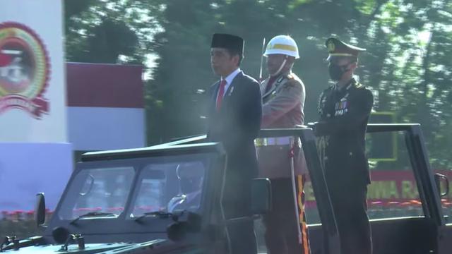 Presiden Jokowi menganugerahkan tanda kehormatan Bintang Bhayangkara Nararya untuk tiga anggota Polri yang dinilai telah berjasa besar dalam menjalankan tugasnya.