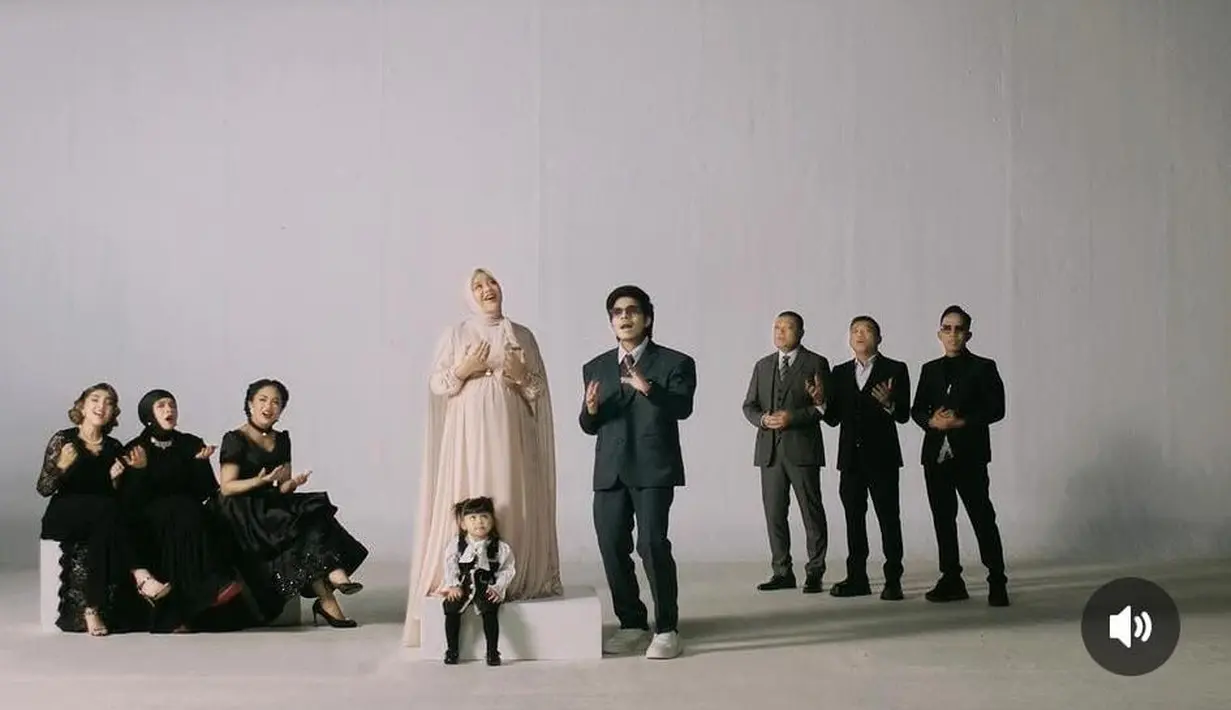 Dalam foto tersebut, mereka kompak mengenakan pakaian monochrome