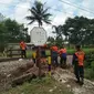 Petugas PT KAI Daop 9 Jember, Menutup Perlintasan Sebidang Tanpa Palang Pintu. (Istimewa)