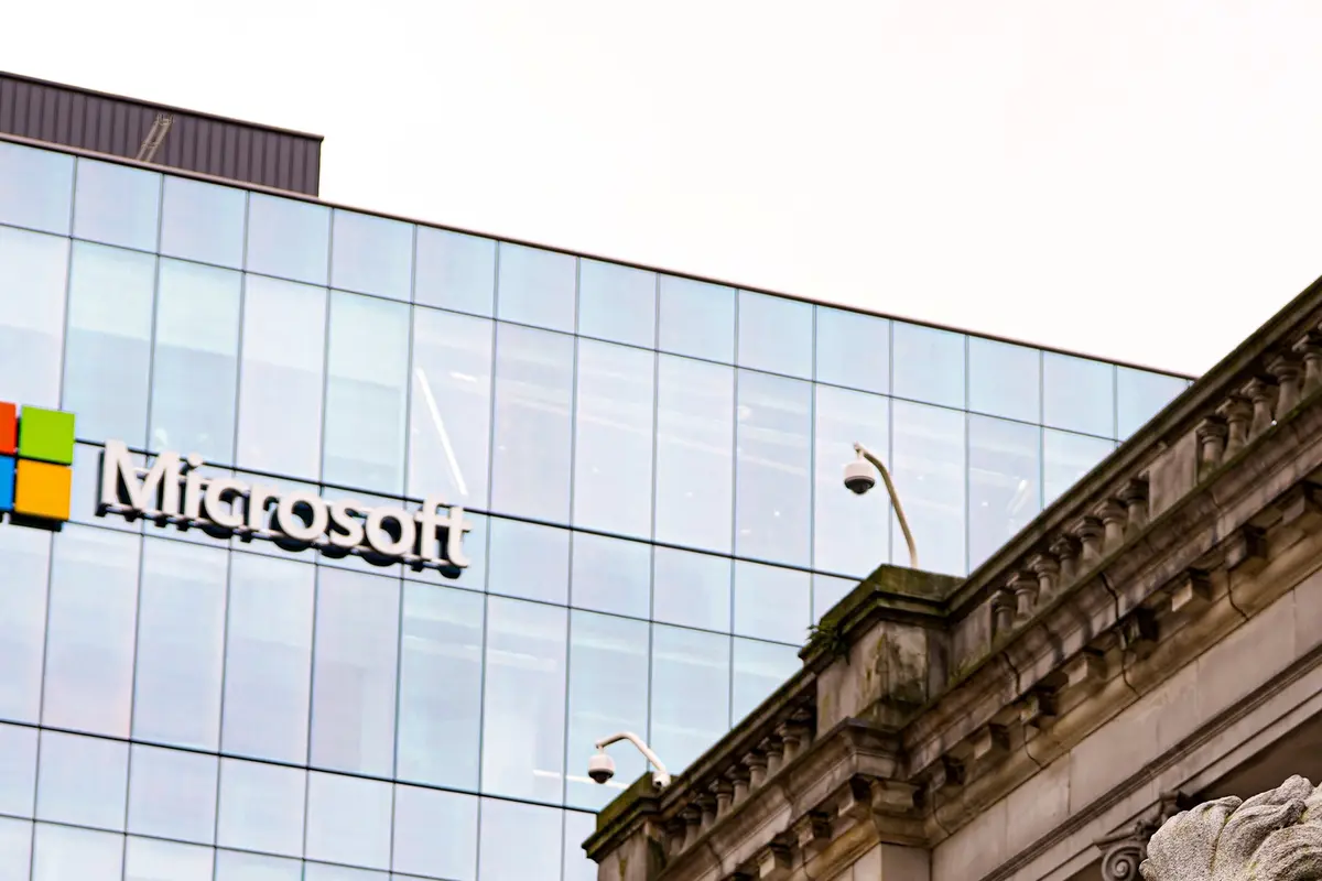 Papan Nama Microsoft di Sebuah Gedung