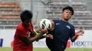 Gelandang timnas U-19 Indonesia, M Rafif Putra Adri menghindari terjangan salah satu pemain timnas U-19 Singapura saat berlaga di Stadion GBK Jakarta, (8/12/2014). Indonesia unggul 1-0 atas Singapura. (Liputan6.com/Helmi Fithriansyah)