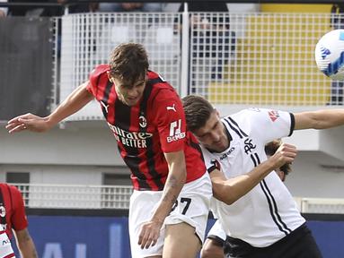 AC Milan berhasil memuncaki klasemen sementara Liga Italia 2021/2022 usai mengalahkan tuan rummah Spezia 2-1 dalam laga pekan keenam, Sabtu (25/9/2021). Hasil ini dipengaruhi pula oleh hasil tim sekota, Inter Milan yang harus puas ditahan imbang 2-2 oleh Atalanta. (LaPresse via AP/Tano Pecoraro)