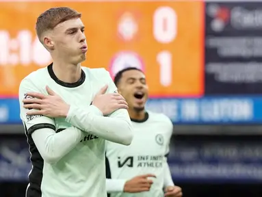 Pemain Chelsea, Cole Palmer, melakukan selebrasi setelah mencetak gol ke gawang Luton Town pada laga pekan ke-20 Premier League 2023/2024 di Kenilworth Road, Sabtu (30/12/2023). The Blues menang dengan skor tipis 3-2. (AP Photo/Alastair Grant)