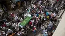 Sejumlah orang menggotong jenazah korban kerusuhan yang akan dimakamkan di New Delhi, India, Sabtu (29/2/2020). Jumlah korban tewas dalam aksi kekerasan komunal di New Delhi bertambah menjadi 42 orang. (Xinhua/Javed Dar)