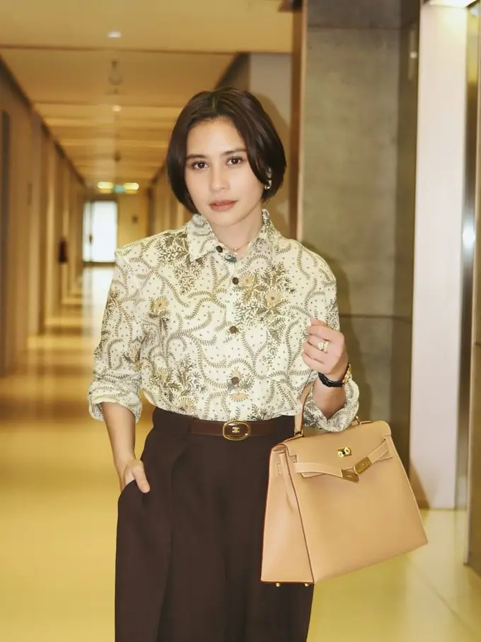 Office Look Naik Kelas, Prilly Latuconsina Tampil Effortless Sambil Jinjing Tas Hermès Rp380 Jutaan