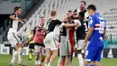 Para pemain Juventus merayakan kemenangan atas Sampdoria pada akhir laga pekan ke-36 Liga Italia Serie A di Stadion Allianz, Minggu (26/7/2020). Juventus memgunci gelar juara Liga Italia tahun 2020 setelah mengalahkan Sampdoria 2-0. (AP Photo/Antonio Calanni)