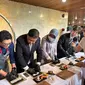 Duta Besar Jepang untuk ASEAN Kiya Masahiko (ujung kanan) bersama sejumlah duta besar ASEAN lainnya mencoba membuat sushi dalam perayaan 50 tahun hubungan ASEAN-Jepang. (Liputan6/Benedikta Miranti)