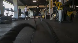 Seorang wanita India berolahraga di gym yang dibuka kembali setelah lockdown di Gauhati, India, Rabu, (5/8/2020). India memiliki jumlah virus coronavirus tertinggi ketiga di dunia setelah Amerika Serikat dan Brasil. (AP Photo/Anupam Nath)