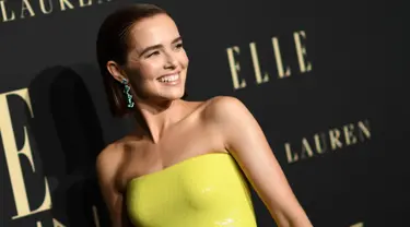 Aktris AS Zoey Deutch berpose saat tiba menghadiri penghargaan ELLE Women ke-26 di Hollywood di Beverly Hills, California (14/10/2019). Zoey Deutch tampil cantik mengenakan gaun berwarna kuning. (AFP Photo/Valerie Macon)