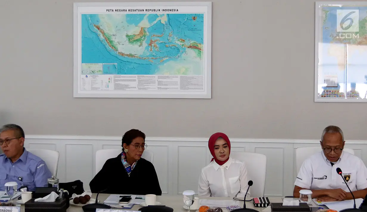 Direktur Hulu Pertamina Dharmawan Samsu (kanan) memberi keterangan pers tumpahan minyak di Kementerian Kelautan dan Perikanan, Kamis (1/8/2019). Tumpahan minyak diduga munculnya gelembung gas di anjungan YY sumur YYA-1 milik Pertamina Hulu Energi Offshore North West Java (Liputan6.com/Johan Tallo)