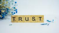 Ilustrasi kepercayaan, trust. (Photo by Alex Shute on Unsplash)