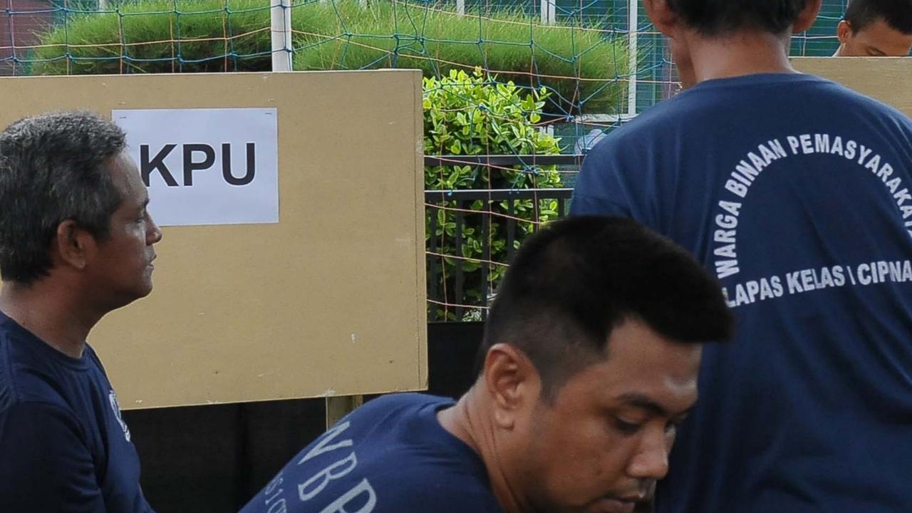 Warga Binaan Pemasyarakatan (WBP) saat mengikuti simulasi pelaksanaan Pemilu 2024 di Lapas Kelas 1 Cipinang, Jakarta, Rabu (10/1/2024).<br>(merdeka.com/Imam Buhori)<br>