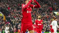 Luis Diaz dari Liverpool merayakan mencetak gol pembuka timnya selama pertandingan sepak bola Grup E Liga Europa antara Liverpool dan LASK, di stadion Anfield di Liverpool, Inggris, Kamis, 30 November 2023. (AP Photo/Jon Super)