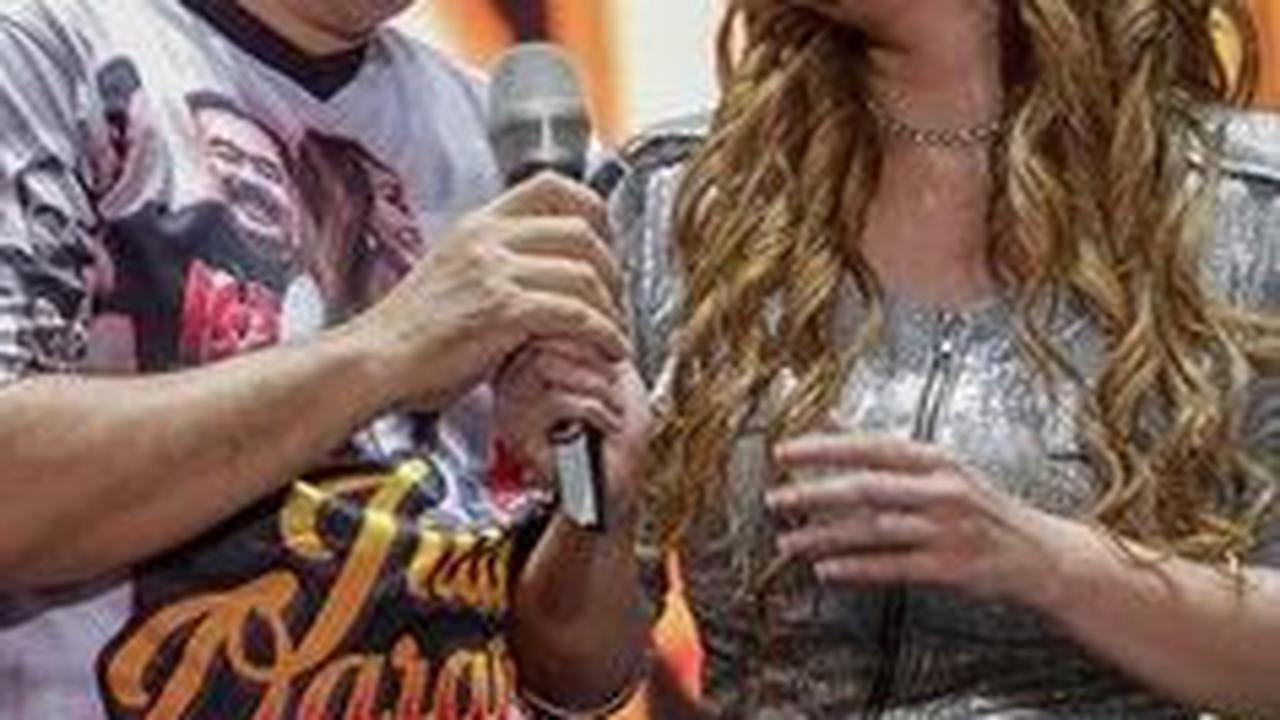 Heboh Saat Adam Suseno Muncul di atas Panggung<br>