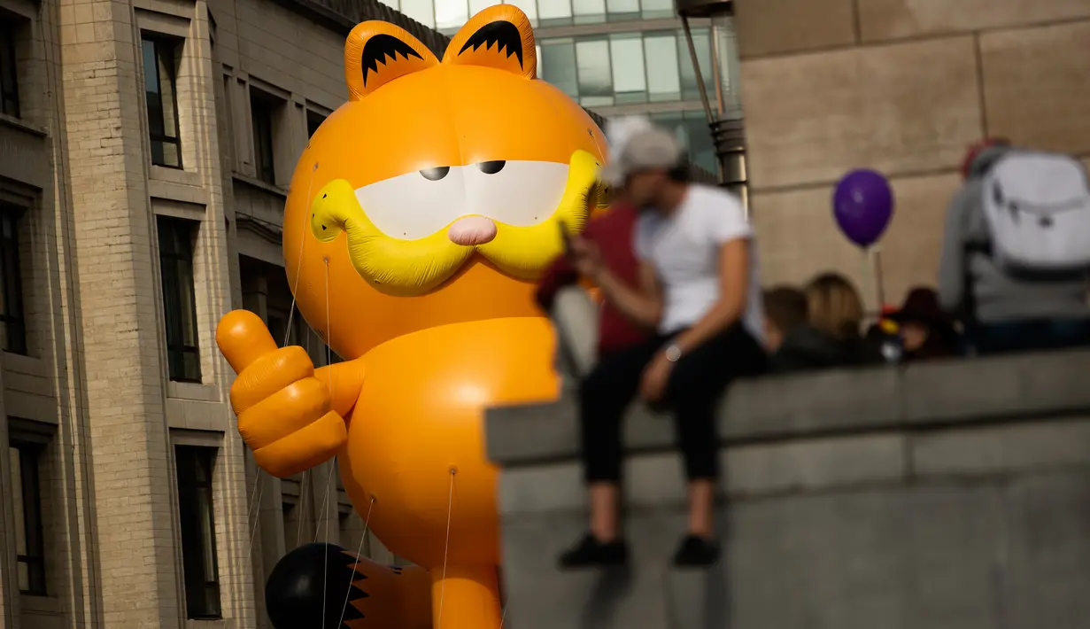 Balon raksasa berbentuk karakter tokoh komik Garfield mengudara selama parade Comic Strip Festival di Brussels, Belgia, 15 September 2018. Tokoh komik terkenal dan karakter tokoh Belgia ditampilkan sepanjang jalan. (AP Photo/Francisco Seco)
