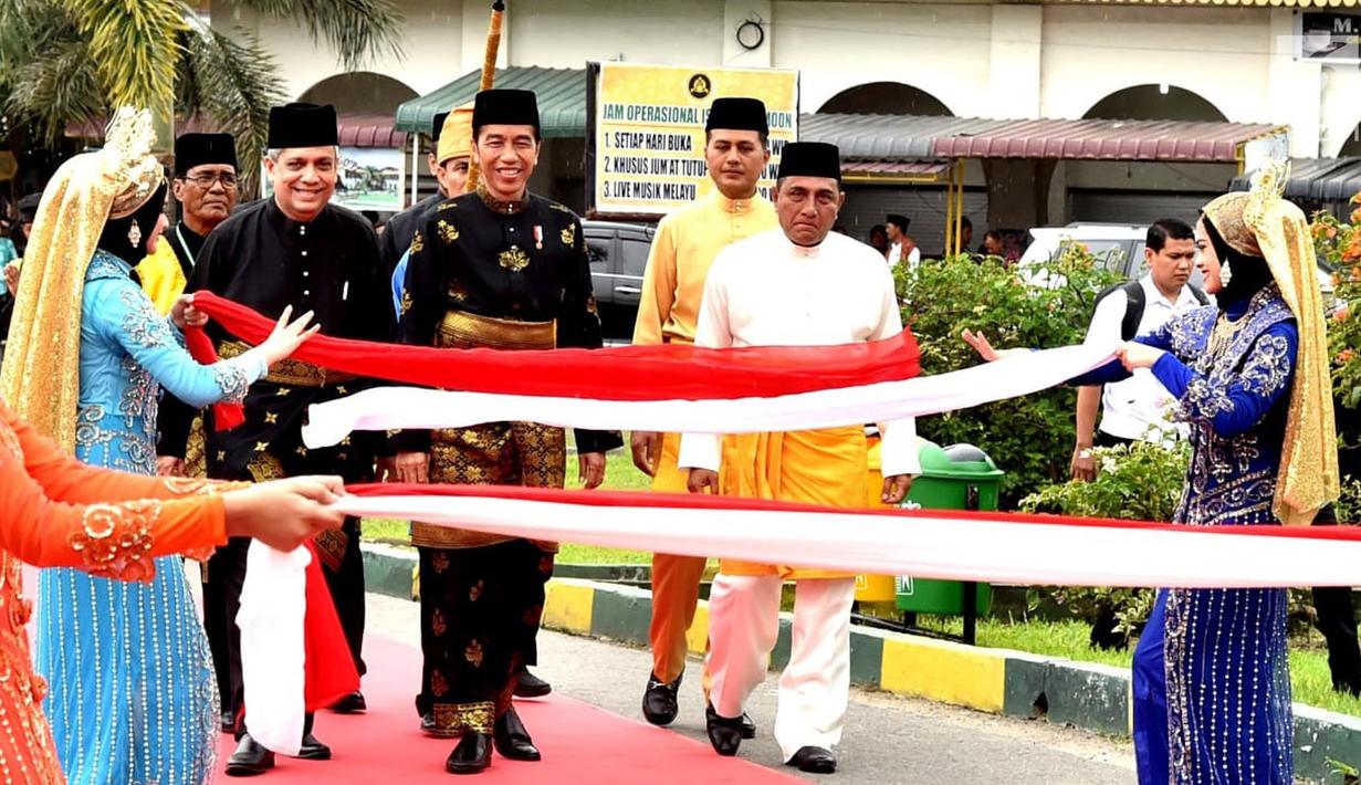 Presiden Joko Widodo didampingi Gubernur Sumatera Utara, Edy Rahmayadi saat tiba untuk menerima gelar Tuanku Sri Indera Utama Junjungan Negeri dari Kesultanan Deli di Istana Maimoon, Minggu (6/10). (Liputan6.com/HO/Biropers)
