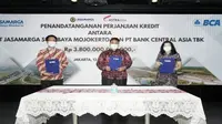 Penandatanganan perjanjian kredit antara PT Jasamarga Surabaya Mojokerto dan PT Bank Central Asia Tbk pada Rabu, 13 Oktober 2021.(Dok: Jasamarga)