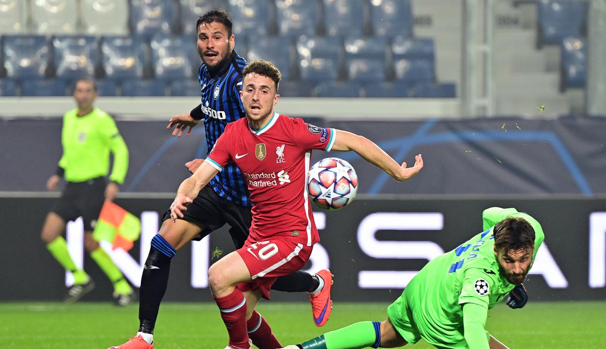 3. Diogo Jota (Liverpool/ 24 tahun) - Striker asal Portugal ini membuat hattrick saat Liverpool melawan tuan rumah Atalanta di Atalanta stadium pada matchday ke-3 Grup D (3/11/2020). Hasil akhir, Liverpool menang 5-0 atas Atalanta. (AFP/Miguel Medina)