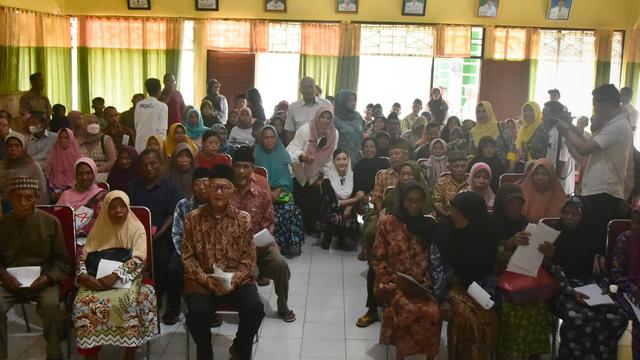 Ringankan Beban Ekonomi Masyarakat, Novita Hardini Serahkan Bantuan PKH Plus kepada 213 Lansia